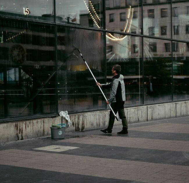 Shop window cleaning 