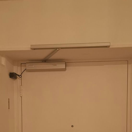 Elektrische deuropener plaatsen