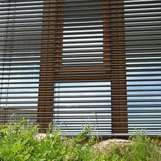 Install window blind 
