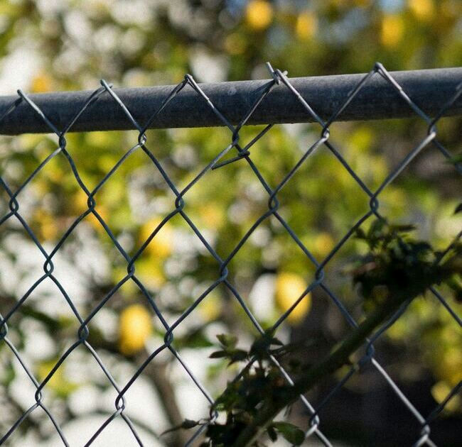 Metalen tuinhek plaatsen 